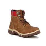 Botas acordonadas color marrón claro con interior de tela escocesa roja y azul.