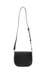 Bandolera de poliuretano símil cuero color negro con textura efecto cocodrilo, solapa frontal y correa ajustable.