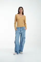 Remera azul de punto canalé, de manga larga y escote en V con botones.