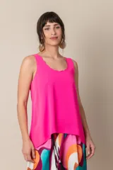 Musculosa fucsia de crepe con escote redondo y detalle de ondas.