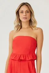 Top strapless color blanco, con volado en el ruedo.