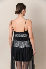 Vestido corto negro con breteles finos y sobrefalda de tul, combinado con encaje crudo.