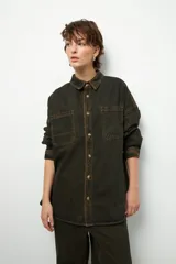 Sobrecamisa unisex de algodón color verde oscuro, de manga larga y con botones veteados.