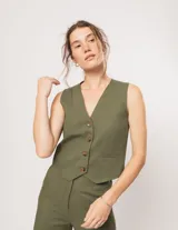 Chaleco negro de lino con botones frontales y forro interno.