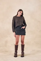 Minifalda de denim color gris oscuro, con tiro alto, bolsillos laterales tipo cargo y corte recto.