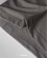 Conjunto de dos piezas compuesto por remera de corte oversize y bermuda a juego, confeccionado en algodón premium de alto gramaje. La remera presenta cuello redondo y estampado frontal con efecto desgastado, mientras que la bermuda cuenta con cintura elástica con cordón ajustable y diseño minimalista.