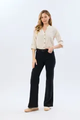 Pantalón de jean wide leg negro, con tiro alto y corte amplio en las piernas.