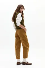Pantalón de corte barrel relajado confeccionado en corduroy de algodón con un toque de spandex. Presenta un diseño de tiro medio con bolsillos laterales y cierre frontal.