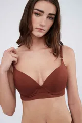 Soutien de microfibra color bordó, con copas preformadas, aros para mayor sujeción y breteles regulables. Cuenta con diseño sin costuras y cierre de broche doble en la espalda.