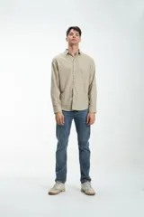 Camisa de manga larga a rayas verticales color beige y marrón claro, con bolsillo en el pecho y botones personalizados.