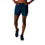 Short deportivo Asics de hombre, color negro, con logo reflectivo y cintura elástica con cordón ajustable. Incluye calzoncillo interior, bolsillo interno y aberturas laterales.