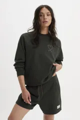 Buzo de cuello redondo verde oscuro con mangas raglán, corte relajado y pequeño diseño bordado en el pecho en forma de corazón con tiras multicolor.