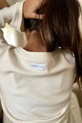 Conjunto de pijama color crema, compuesto por un buzo de manga larga y un pantalón largo con cintura elástica.