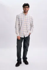 Camisa de manga larga con estampado a cuadros en tonos crudo, celeste y beige, de corte relajado y con un bolsillo en el pecho.