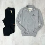 Buzo gris melange de algodón con felpa, cuello alto con medio cierre y logo bordado en el pecho.