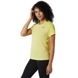 Remera deportiva amarilla de manga corta, con logo de New Balance reflectivo en el pecho.