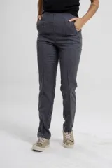 Pantalón de vestir gris con microestampado de cuadros azules, corte recto, tiro alto y bolsillos laterales.