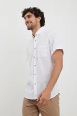 Camisa de lino blanca de manga corta, con cuello abotonado y bolsillo en el pecho.