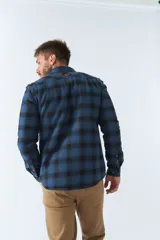 Sobrecamisa de viyela a cuadros rojos y azules con interior capitoneado, corte regular, manga larga, cierre con botones, bolsillos frontales y logo en grifa de cuero.