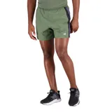 Short deportivo New Balance Accelerate de 5 pulgadas, color verde oliva con detalles en negro y gris. Confeccionado en tejido ligero con tecnología NB DRY de secado rápido. Cuenta con bolsillos y forro interior.