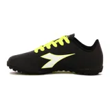 Championes de fútbol 5 Diadora Halley Teen, color negro con detalles en amarillo y logo en blanco.