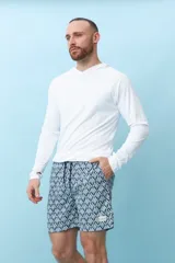 Remera de manga larga blanca con capucha.