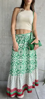 Falda larga estampada con motivos geométricos en verde, blanco y rojo.
