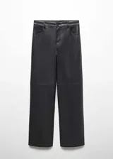 Pantalón largo de tiro medio en tejido efecto piel de color negro, con diseño recto, bolsillos y cierre frontal de cremallera y botón.