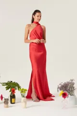 Vestido largo de satén color rojo, con escote halter y abertura lateral en la falda.