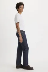 Jeans de corte recto, color azul oscuro, con tiro alto y cierre de botones.