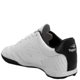 Championes de fútbol sala Topper modelo San Ciro V IN, color blanco con detalles en negro. Presentan un diseño con costuras reforzadas en la puntera para mayor control del balón, cierre con cordones y suela de goma antideslizante diseñada para superficies de interior.