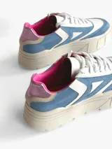 Zapatillas deportivas de cuero color beige, blanco y marrón, con cordones y suela de goma.