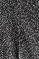 Pantalón de punto con tiro alto y cintura elástica oculta. Presenta un corte de pierna recta con pliegues frontales y un estampado de espiga en tonos grises.