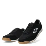 Championes urbanos Umbro modelo Omni, color negro con detalles en blanco y suela de goma color caramelo. Presentan el logo de la marca en el lateral y una combinación de materiales textiles y gamuza.