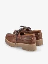 Zapato náutico color bordó con plataforma color beige.