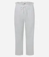Pijama largo de dos piezas color blanco, compuesto por una musculosa con escote en V, tirantes finos regulables, detalles de encaje y botones frontales, y un pantalón largo con cintura elástica y cordón ajustable.