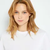 Remera blanca de algodón, de corte clásico y manga corta.