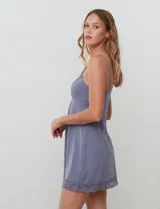 Chemise corta negra de seda fría, marca Montelle, con breteles finos regulables y apliques de encaje en el escote en V y el ruedo.