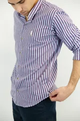 Camisa celeste con rayas verticales en azul y bordó, de algodón y cuello mao.