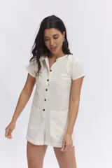 Mono corto celeste de lino con botones y bolsillos delanteros.