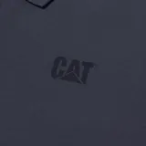 Remera tipo polo de manga corta color gris oscuro, con cuello y puños acanalados. Presenta el logo de la marca estampado en el pecho y un pequeño detalle bordado en la manga.