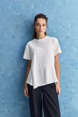 Remera Casentino de manga corta y cuello redondo, de corte amplio y asimétrico con diseño cruzado en el frente.