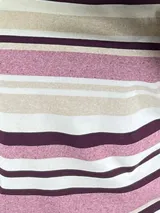 Remera de algodón con rayas horizontales en tonos rosa, blanco, beige y borgoña.