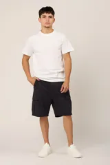 Bermuda de gabardina color azul marino, corte recto, con bolsillos cargo laterales y bolsillos traseros con solapa.