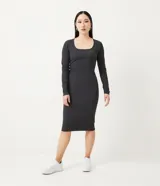 Vestido midi de manga larga y escote cuadrado, color gris oscuro, con tejido acanalado.