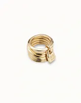 Anillo múltiple bañado en oro, compuesto por varias bandas apiladas con un dije colgante en forma de candado grabado con el logo de UNO de 50.