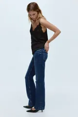 Jean de corte bootcut con cinco bolsillos, confeccionado en denim con leve stretch. Presenta cintura clásica, cierre con botón y raya planchada tanto en el frente como en la parte trasera.