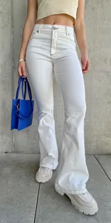 Pantalón de jean blanco, tiro alto, corte oxford y con lycra.