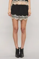 Short negro de satén con detalle de delicada puntilla en el ruedo, de tiro medio con cintura elástica.