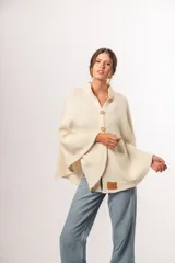 Capa cruda de lana merino uruguaya, con botones de madera y cuello adaptable.